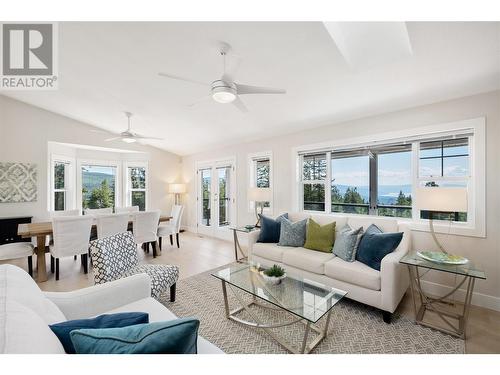 2025 Huckleberry Road, Kelowna, BC - Indoor Photo Showing Living Room