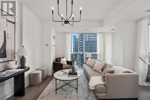 2409 - 318 Richmond Street W, Toronto (Waterfront Communities), ON - Indoor Photo Showing Living Room