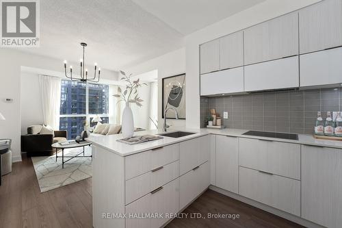 2409 - 318 Richmond Street W, Toronto (Waterfront Communities), ON - Indoor Photo Showing Kitchen With Upgraded Kitchen