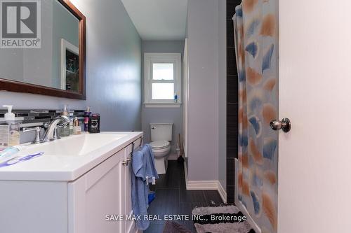 52 Broderick Avenue, Niagara Falls, ON - Indoor Photo Showing Bathroom