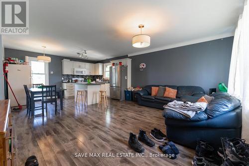 52 Broderick Avenue, Niagara Falls, ON - Indoor Photo Showing Living Room