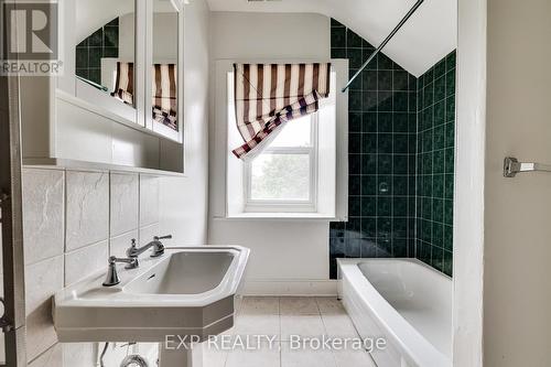 204 Barden Street, Guelph/Eramosa (Eden Mills), ON - Indoor Photo Showing Bathroom