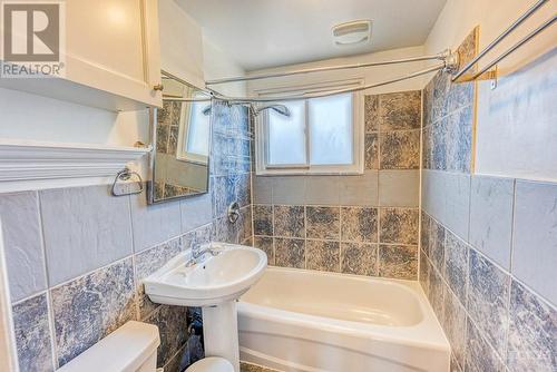 448 Holland Avenue, Ottawa, ON - Indoor Photo Showing Bathroom