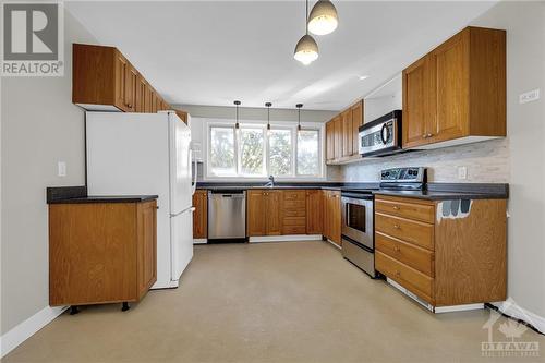 Unit 2 - 2487 Falcon Avenue, Ottawa, ON - Indoor Photo Showing Kitchen