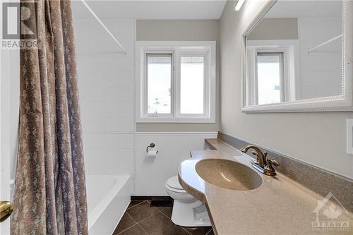 Unit 2 - 2487 Falcon Avenue, Ottawa, ON - Indoor Photo Showing Bathroom