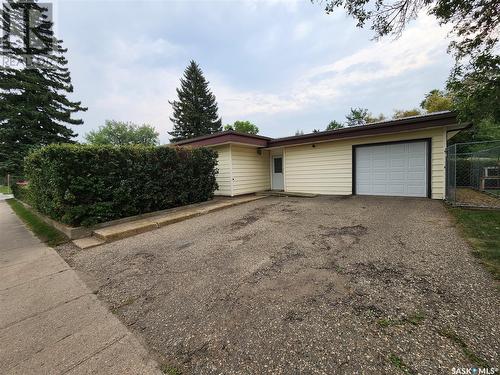 1116 Coteau Avenue, Weyburn, SK - Outdoor