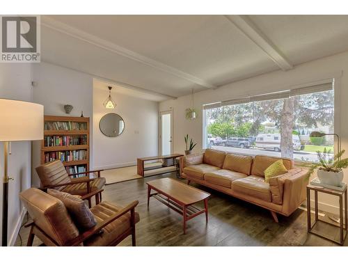 1333 Flemish Street, Kelowna, BC - Indoor Photo Showing Living Room