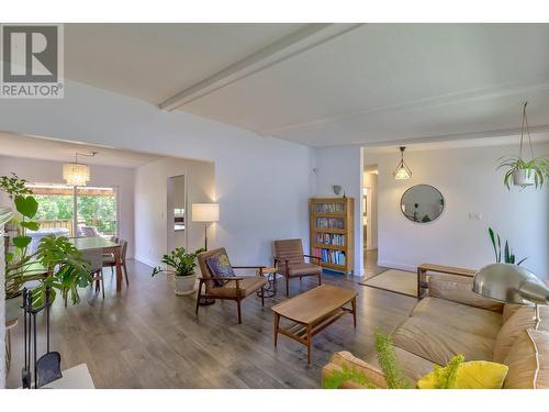 1333 Flemish Street, Kelowna, BC - Indoor Photo Showing Living Room