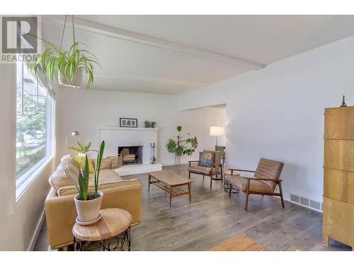 1333 Flemish Street, Kelowna, BC - Indoor Photo Showing Living Room With Fireplace