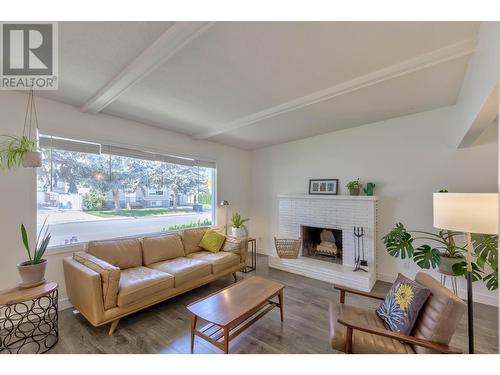 1333 Flemish Street, Kelowna, BC - Indoor Photo Showing Living Room With Fireplace