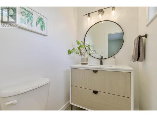 1333 Flemish Street, Kelowna, BC - Indoor Photo Showing Bathroom