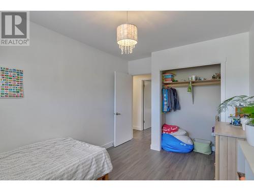 1333 Flemish Street, Kelowna, BC - Indoor Photo Showing Bedroom