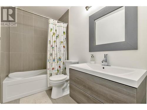 1333 Flemish Street, Kelowna, BC - Indoor Photo Showing Bathroom