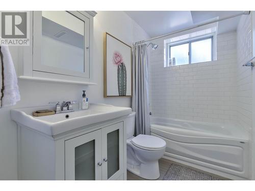 1333 Flemish Street, Kelowna, BC - Indoor Photo Showing Bathroom