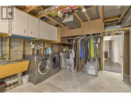 1333 Flemish Street, Kelowna, BC - Indoor Photo Showing Laundry Room