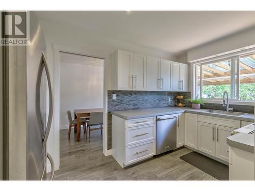 1333 Flemish Street, Kelowna, BC - Indoor Photo Showing Kitchen With Double Sink