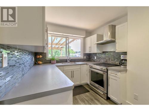 1333 Flemish Street, Kelowna, BC - Indoor Photo Showing Kitchen