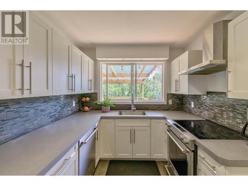 1333 Flemish Street, Kelowna, BC - Indoor Photo Showing Kitchen