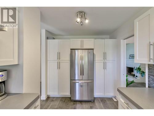 1333 Flemish Street, Kelowna, BC - Indoor Photo Showing Kitchen