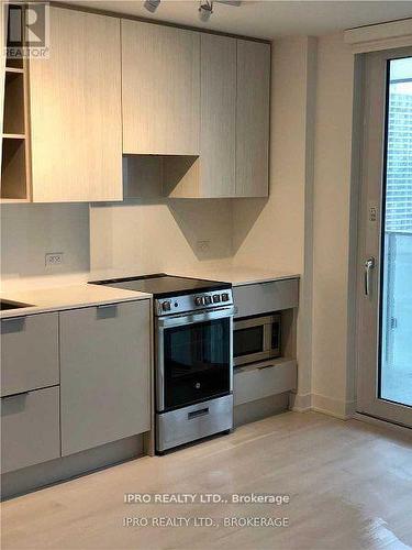 1009 - 3900 Confederation Parkway, Mississauga, ON - Indoor Photo Showing Kitchen