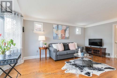 28 Walter Avenue S, Hamilton (Normanhurst), ON - Indoor Photo Showing Living Room