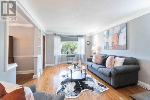 28 Walter Avenue S, Hamilton (Normanhurst), ON - Indoor Photo Showing Living Room