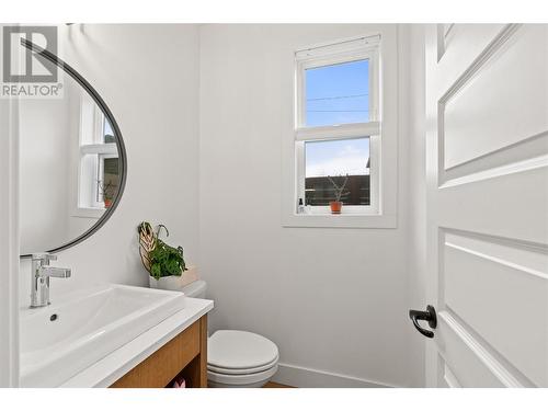 737 Patterson Avenue Unit# 2, Kelowna, BC - Indoor Photo Showing Bathroom