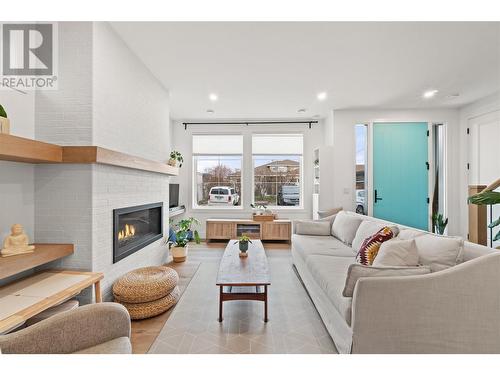 737 Patterson Avenue Unit# 2, Kelowna, BC - Indoor Photo Showing Living Room With Fireplace