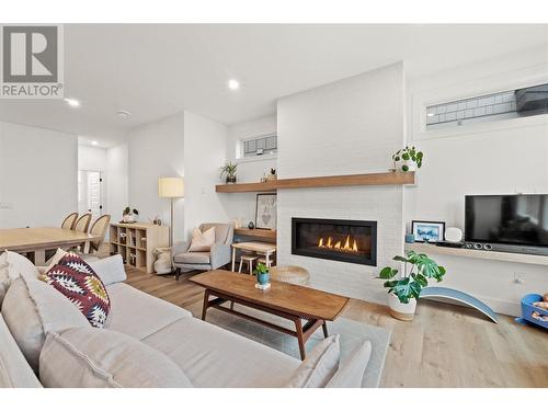 737 Patterson Avenue Unit# 2, Kelowna, BC - Indoor Photo Showing Living Room With Fireplace