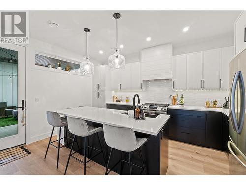 737 Patterson Avenue Unit# 2, Kelowna, BC - Indoor Photo Showing Kitchen With Upgraded Kitchen