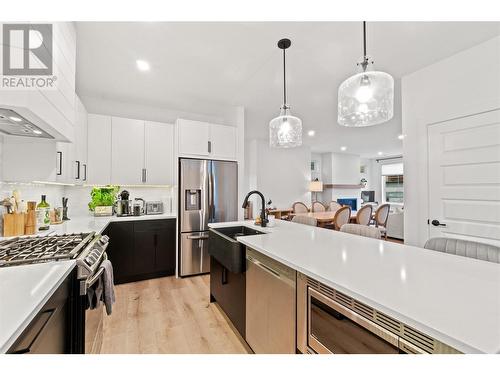 737 Patterson Avenue Unit# 2, Kelowna, BC - Indoor Photo Showing Kitchen With Upgraded Kitchen