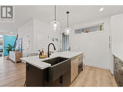 737 Patterson Avenue Unit# 2, Kelowna, BC - Indoor Photo Showing Kitchen With Upgraded Kitchen