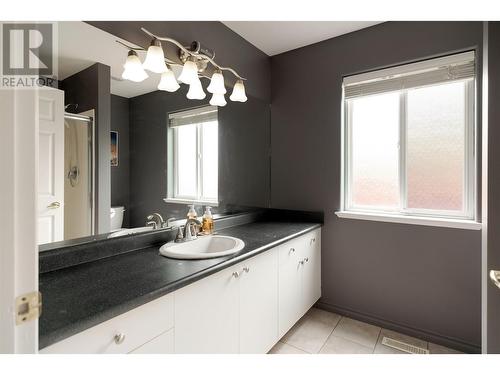 316 Murray Crescent, Kelowna, BC - Indoor Photo Showing Bathroom