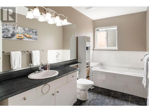 316 Murray Crescent, Kelowna, BC - Indoor Photo Showing Bathroom