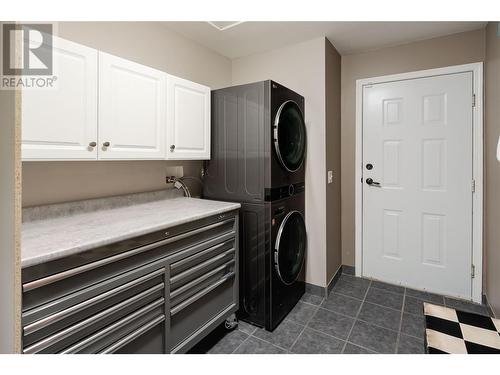 316 Murray Crescent, Kelowna, BC - Indoor Photo Showing Laundry Room