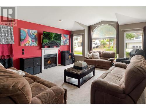 316 Murray Crescent, Kelowna, BC - Indoor Photo Showing Living Room With Fireplace