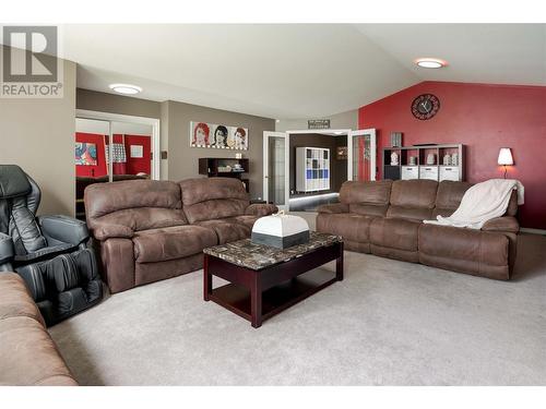 316 Murray Crescent, Kelowna, BC - Indoor Photo Showing Living Room