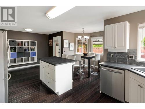 316 Murray Crescent, Kelowna, BC - Indoor Photo Showing Kitchen