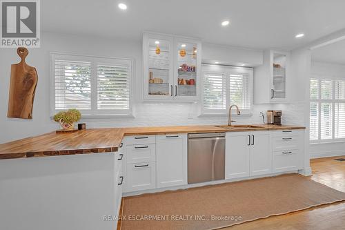 2482 Waterford Street, Oakville (Bronte West), ON - Indoor Photo Showing Kitchen With Upgraded Kitchen