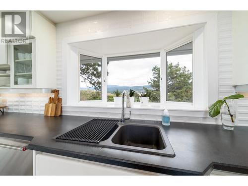 2760 Dry Valley Road, Kelowna, BC - Indoor Photo Showing Kitchen