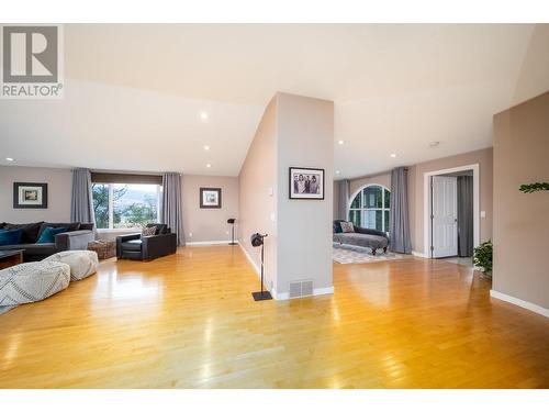 2760 Dry Valley Road, Kelowna, BC - Indoor Photo Showing Living Room