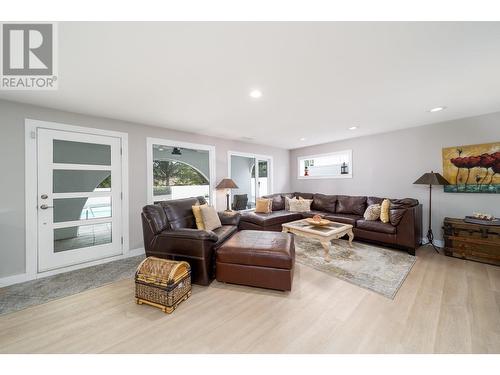 2760 Dry Valley Road, Kelowna, BC - Indoor Photo Showing Living Room