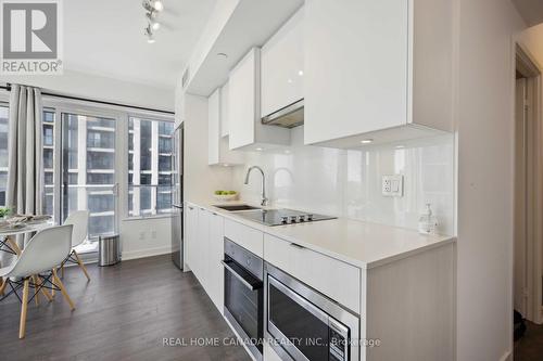 3609 - 99 Broadway Avenue, Toronto (Mount Pleasant West), ON - Indoor Photo Showing Kitchen With Upgraded Kitchen