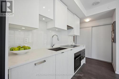 3609 - 99 Broadway Avenue, Toronto (Mount Pleasant West), ON - Indoor Photo Showing Kitchen With Upgraded Kitchen