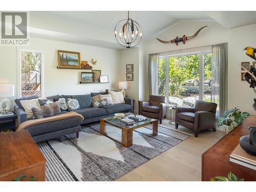 4796 Redridge Road, Kelowna, BC - Indoor Photo Showing Living Room