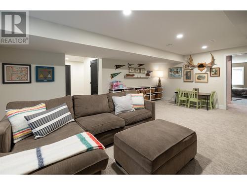 4796 Redridge Road, Kelowna, BC - Indoor Photo Showing Living Room