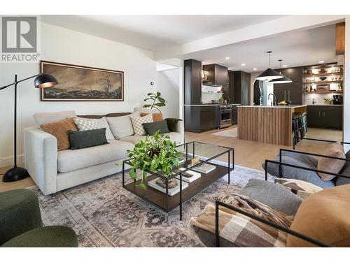 4796 Redridge Road, Kelowna, BC - Indoor Photo Showing Living Room