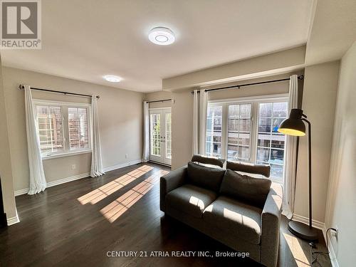 119 Ferris Square, Clarington (Courtice), ON - Indoor Photo Showing Living Room