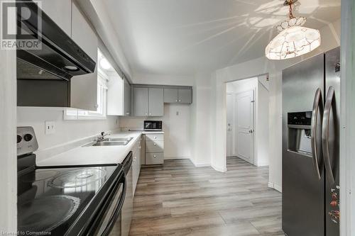 27 Edmunds Crescent, London, ON - Indoor Photo Showing Kitchen With Double Sink