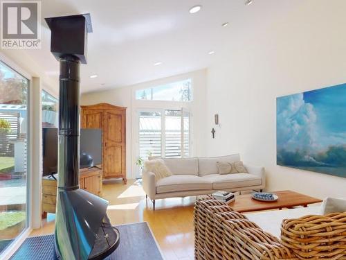 5667 Gillies Bay Rd Road, Texada Island, BC - Indoor Photo Showing Living Room